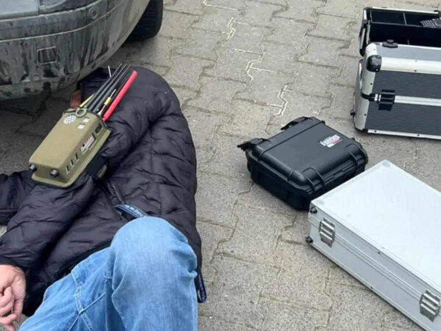 Kontrola samochodu pod kątem lokalizatora GPS i podsłuchu